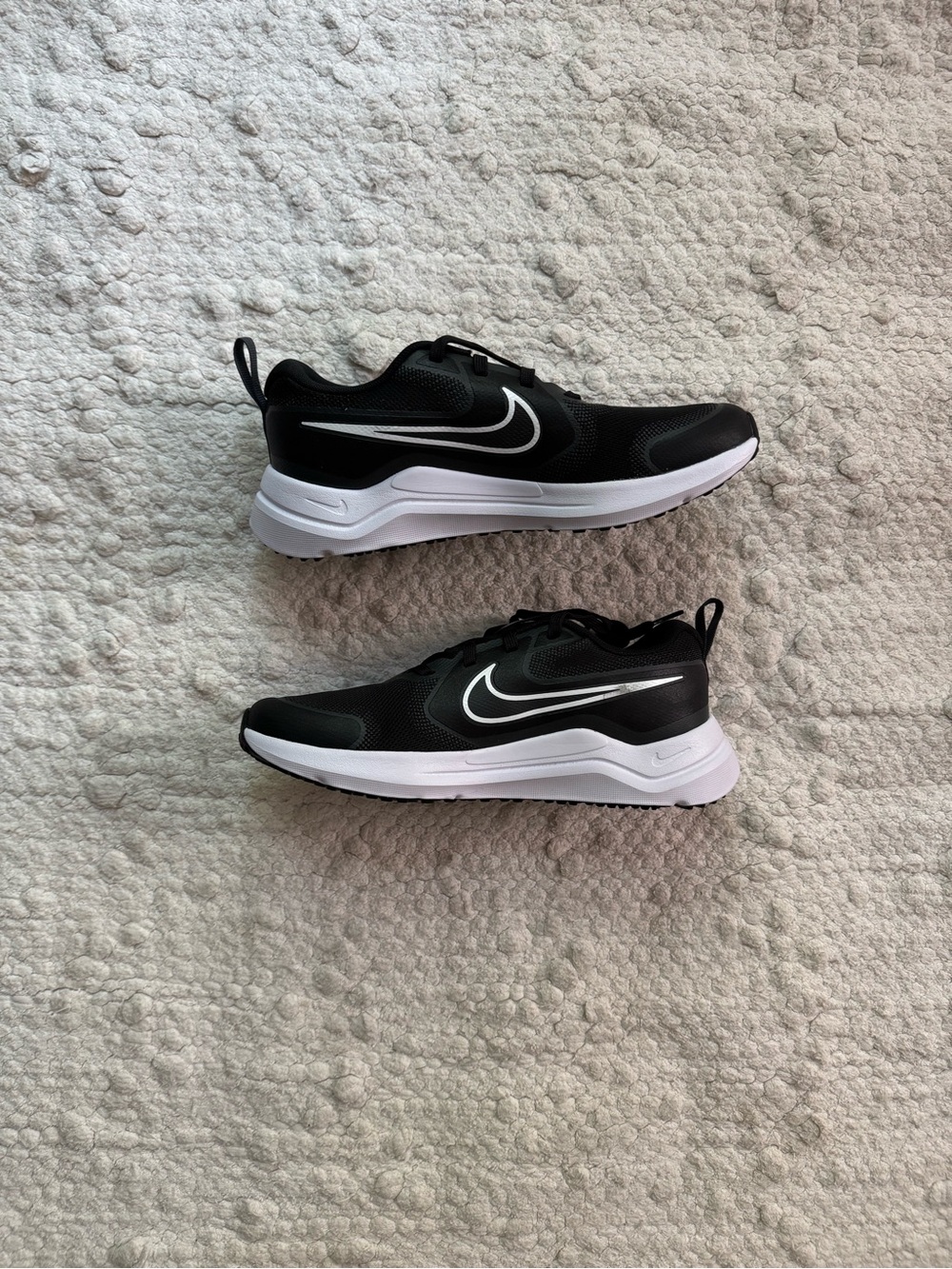 Nike Kids Cosmic Runner Black with White Swoosh Athletic Running Shoes size 4